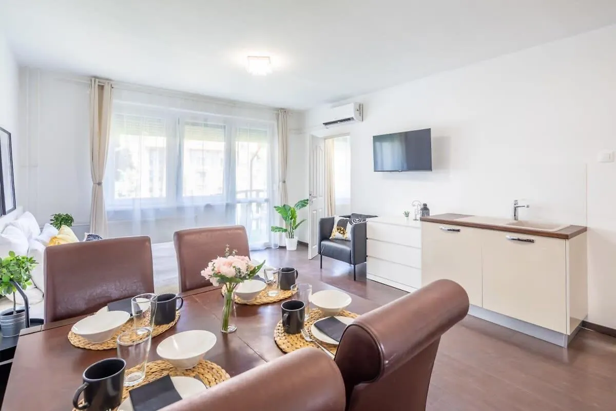 Sunny Balcony - Cute And Cozy Apartment Budapest